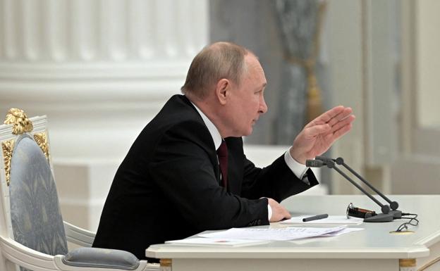 Putin sends troops to Donbass after recognizing its independence
