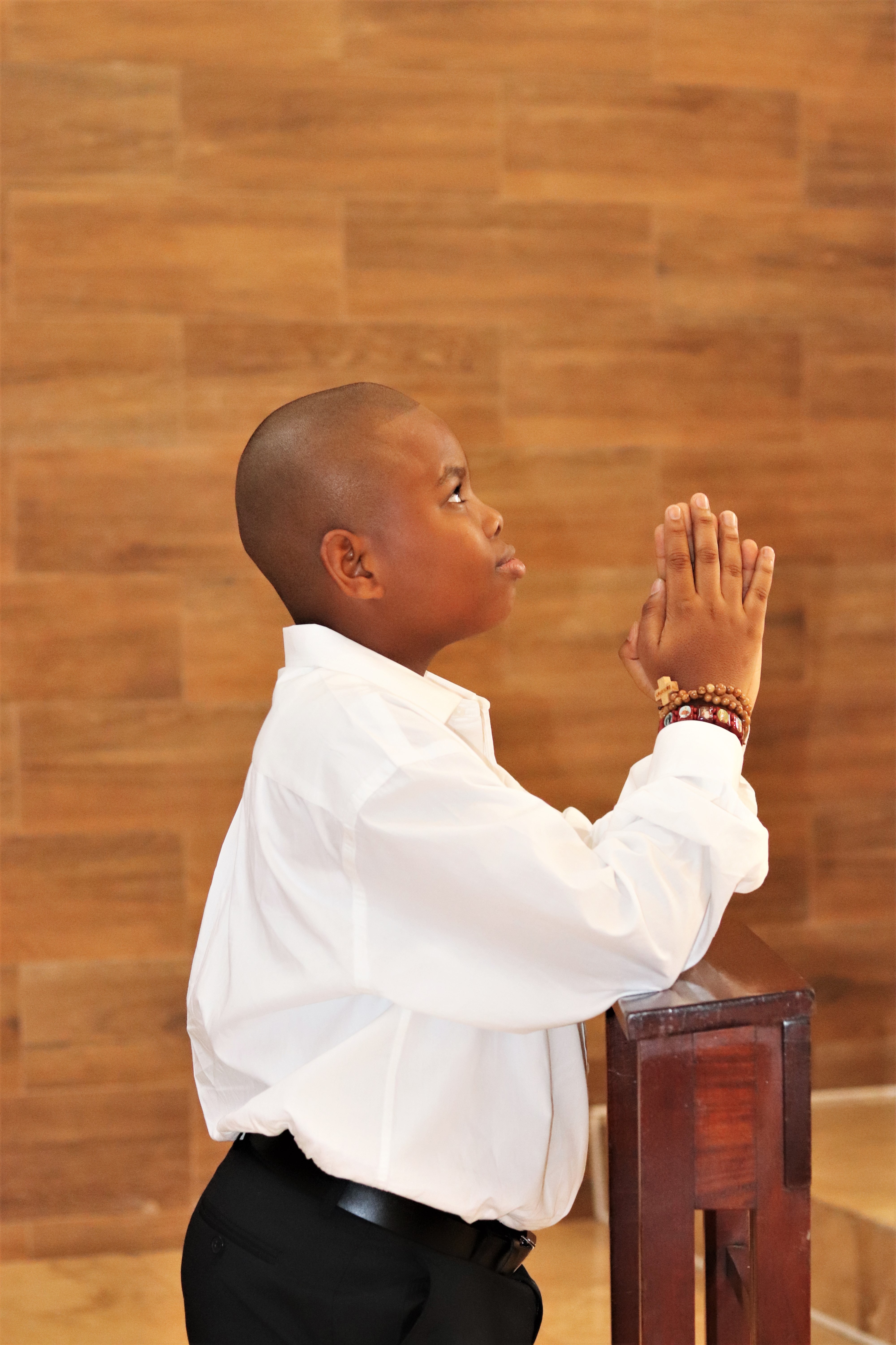 child praying pose