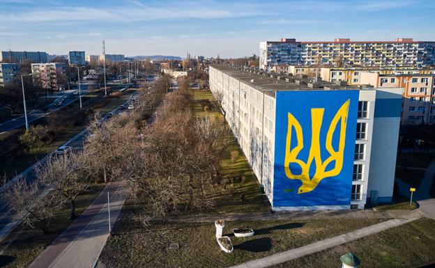 A mural in Gdansk with a Ukrainian shield turned into a dove of peace./EFE