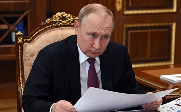 Vladimir Putin, dispatching business in the Kremlin./AFP