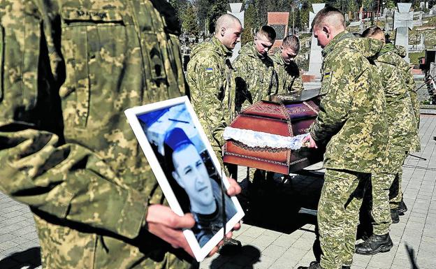 Burial at the Lviv cemetery of a Ukrainian soldier killed by Russian gunfire at the border.  /Reuters
