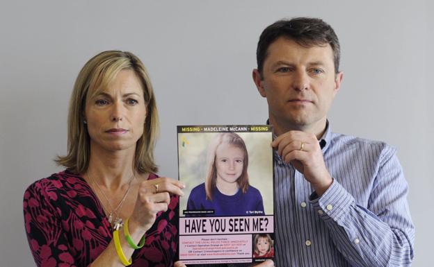 Kate and Gerry McCann holding a police image that shows their daughter with an advanced age./EFE