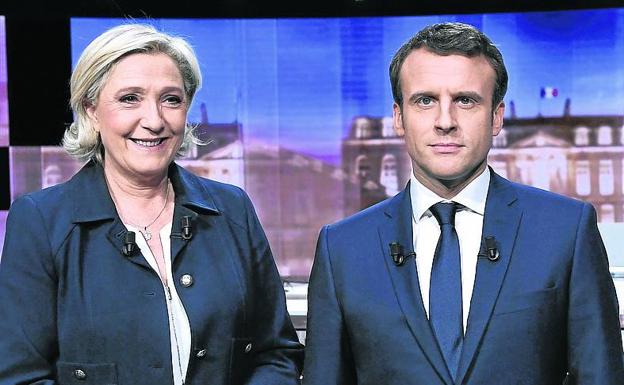 Le Pen and Macron in the 2017 campaign. / Agencies