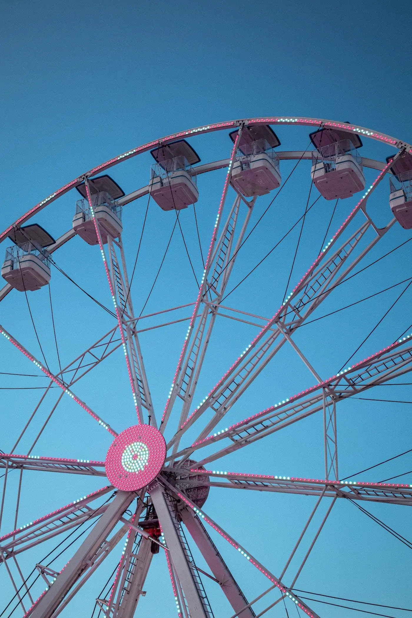 ferris wheel and blue sky photo example with canon m50