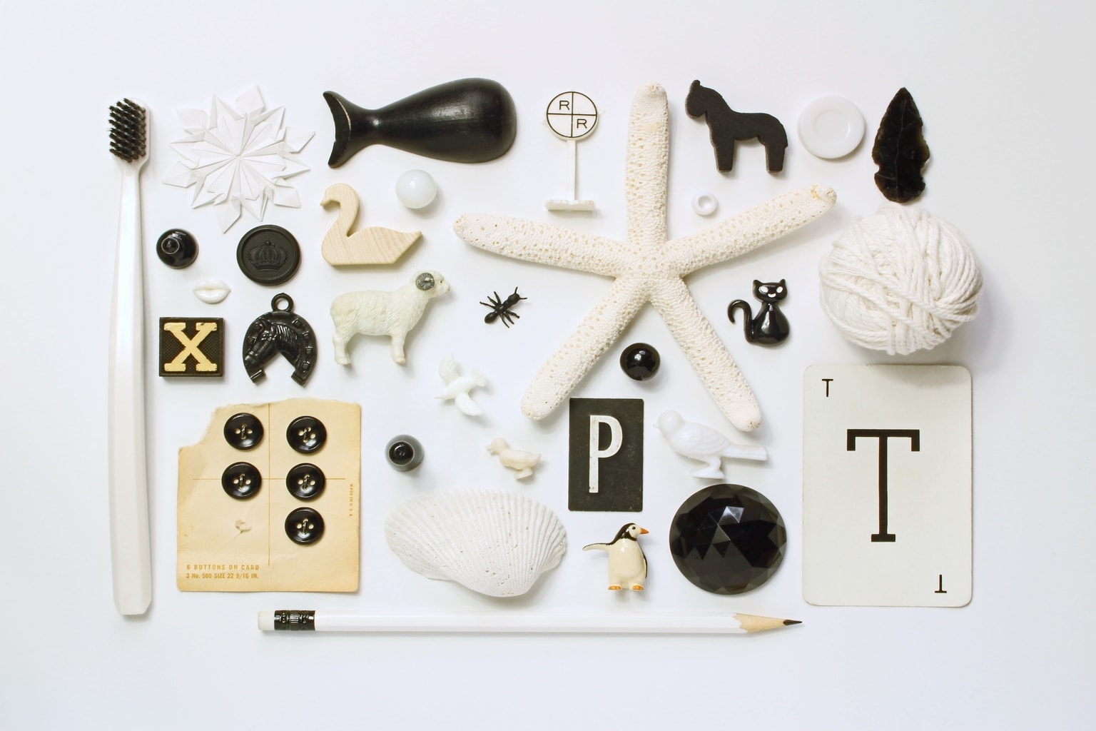 Knolling of black and white objects