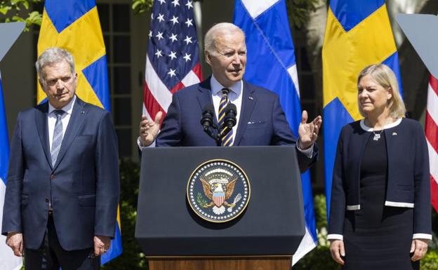 The President of Finland, Sauli Niinistö, escorts Joe Biden, together with the Prime Minister of Sweden, Magdalena Andersson./EFE
