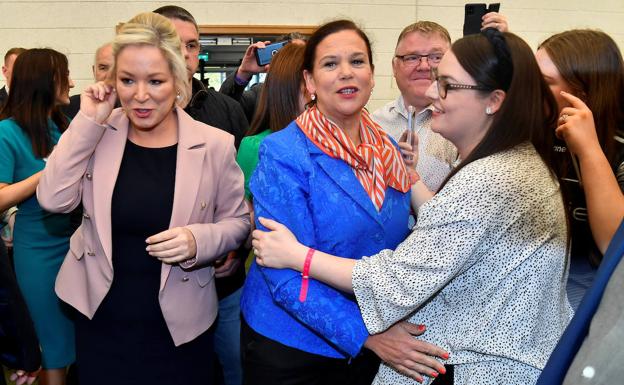 Michelle O'Neill (left) and Sinn Féin leader Mary Louise McDonald celebrate the results of the elections in Northern Ireland on Saturday./REUTERS
