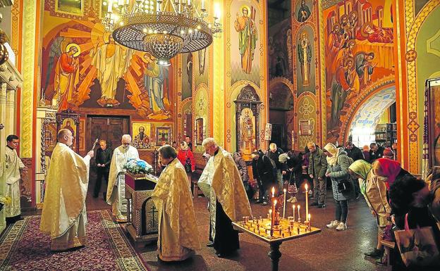 Religious service in the independent Orthodox Church of the Dormition of the Virgin Mary, very close to a monastery attached to the discipline of Moscow.  /S.  garcia