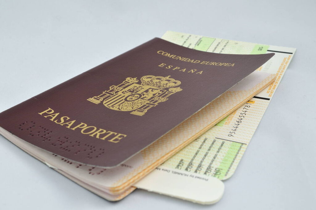 Spanish passport and a boarding pass./Fotolia