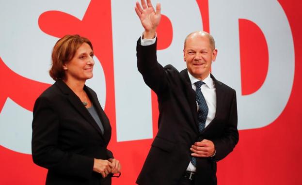 Scholtz, with his wife Britta, during an election rally.  /Wolfgang Rattay/REUTERS/