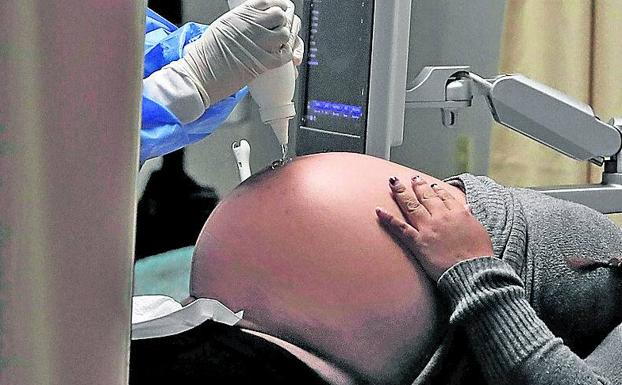 A pregnant woman passes a medical check-up.  Photo resource./