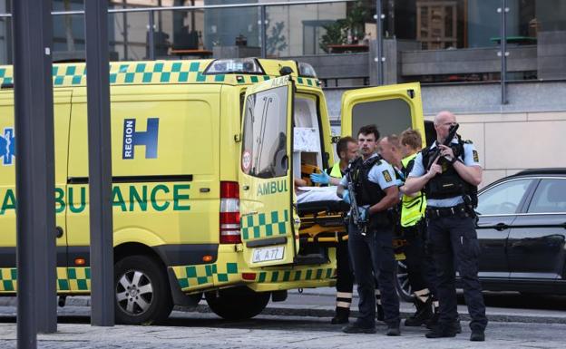 Police guard an ambulance that is preparing to evacuate an injured person./Olafur Steinar Gestsson/EFE