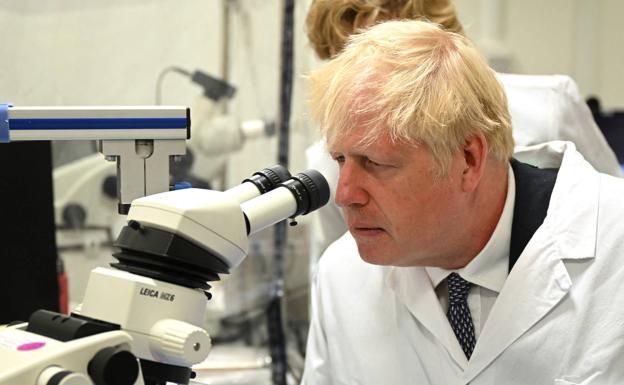 Boris Johnson, this Monday during a visit to a scientific research center in London / reuters