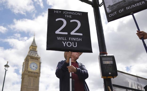 A man protests against Boris Johnson this Wednesday.  The 22 refers to the 1922 Committee, an internal body of the Conservative Party/efe