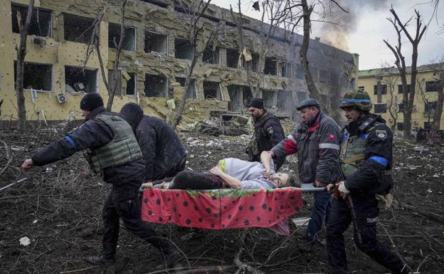 Mariupol, where up to 25,000 people may have died, has been one of the hardest hit cities since the start of the war.  In the image, evacuation of a woman after an attack on the local maternity center / Evgeniy Maloletka