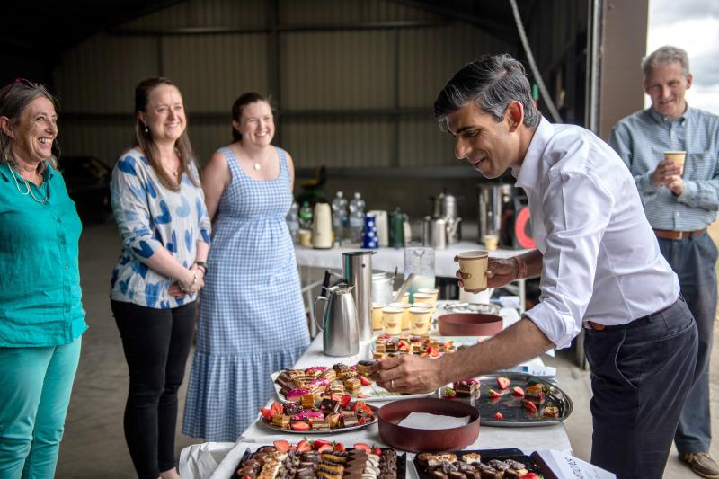 Sunak tests the catering during a Conservative event held this Saturday in Winchester / reuters