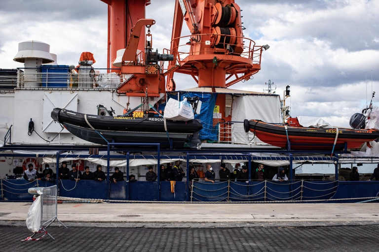 Migrants, selective landings in Catania: 593 descended but the others remain on board